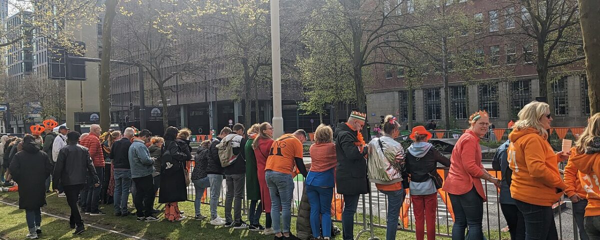 Koningsdag viering in Rotterdam Centrum met mensen in oranje kleding