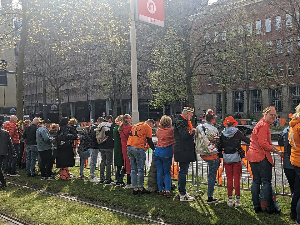 Koningsdag viering in Rotterdam Centrum met mensen in oranje kleding