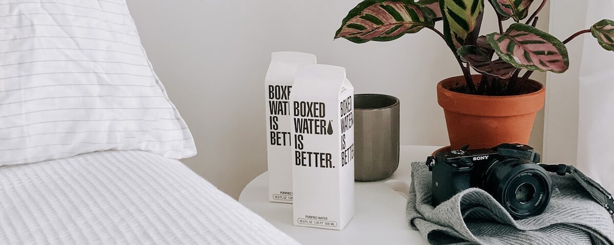 Familie speelt minigolf op een outdoor baan