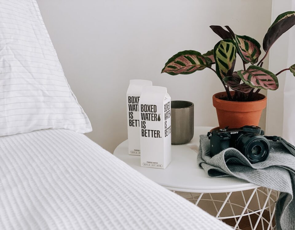 Familie speelt minigolf op een outdoor baan