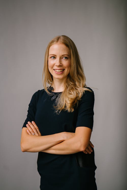 Familie speelt minigolf in de buitenlucht